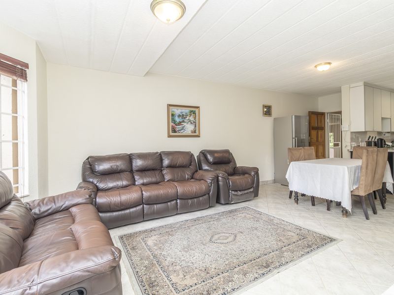 Stunning 3-bedroom apartment in Paulshof, Sandton, offering modern living and prime location—your dr - Photo 4