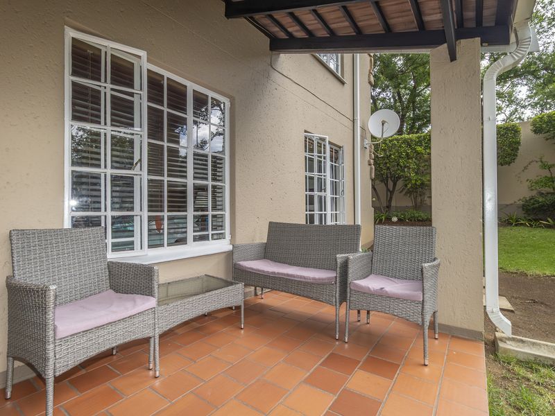 Stunning 3-bedroom apartment in Paulshof, Sandton, offering modern living and prime location—your dr - Photo 7