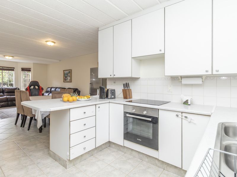 Stunning 3-bedroom apartment in Paulshof, Sandton, offering modern living and prime location—your dr - Photo 10