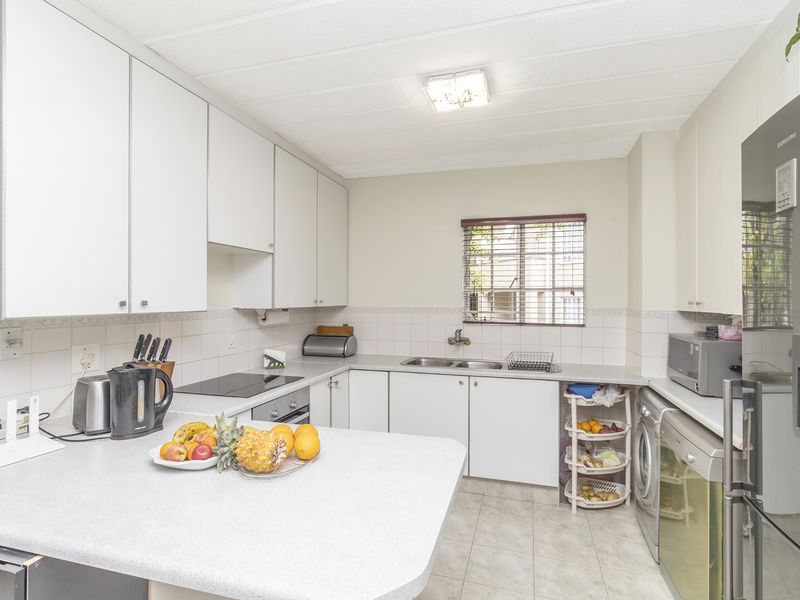 Stunning 3-bedroom apartment in Paulshof, Sandton, offering modern living and prime location—your dr - Photo 8