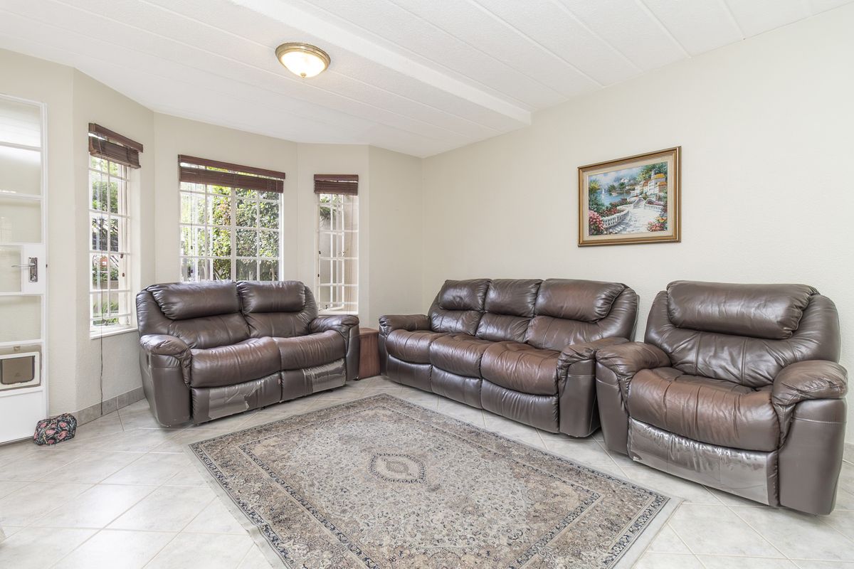 Stunning 3-bedroom apartment in Paulshof, Sandton, offering modern living and prime location—your dr - Photo 3