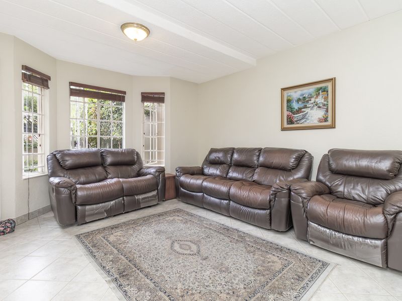 Stunning 3-bedroom apartment in Paulshof, Sandton, offering modern living and prime location—your dr - Photo 3