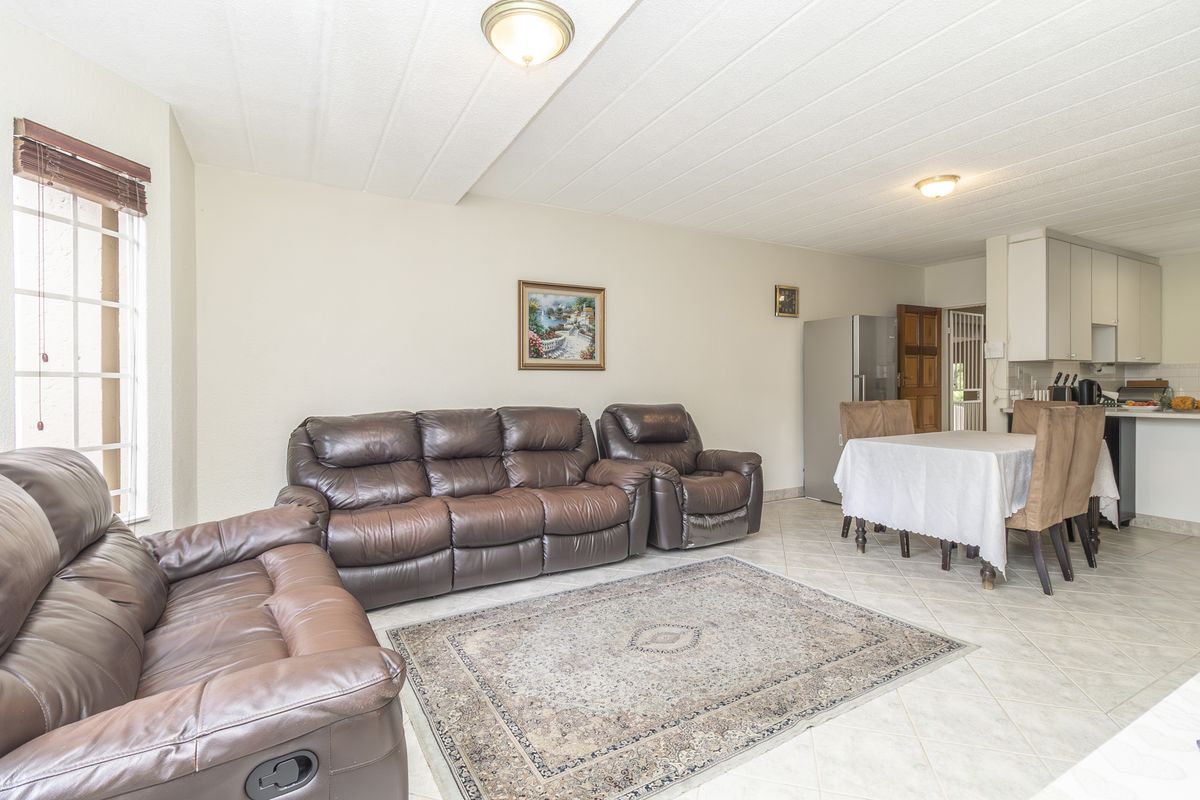 Stunning 3-bedroom apartment in Paulshof, Sandton, offering modern living and prime location—your dr - Photo 5