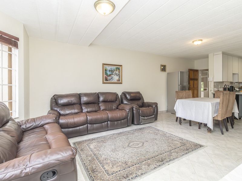 Stunning 3-bedroom apartment in Paulshof, Sandton, offering modern living and prime location—your dr - Photo 5