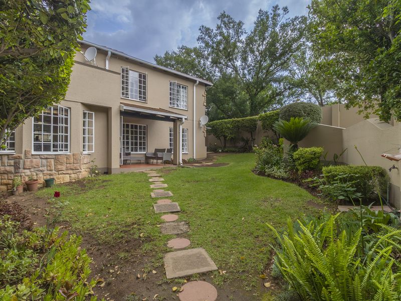 Stunning 3-bedroom apartment in Paulshof, Sandton, offering modern living and prime location—your dr - Photo 2