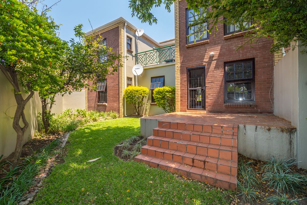 Charming 3-Bed, 2-Bath Ground Floor Apartment in Paulshof - Photo 2