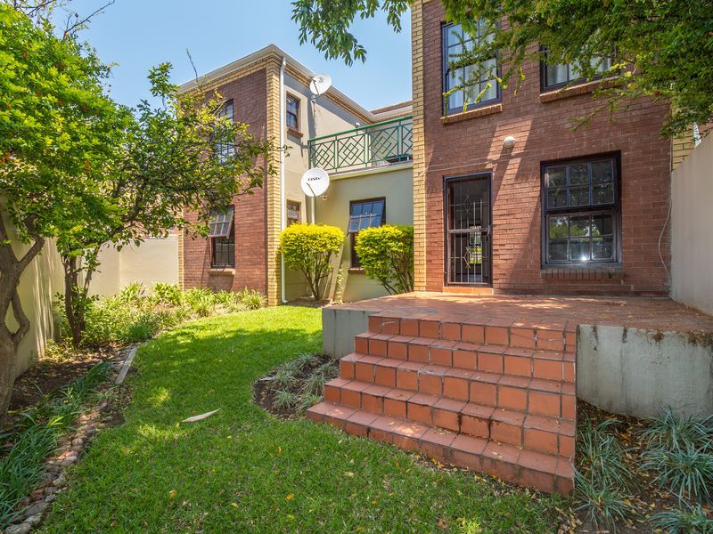 Charming 3-Bed, 2-Bath Ground Floor Apartment in Paulshof - Photo 2