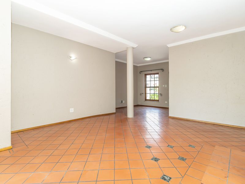 Charming 3-Bed, 2-Bath Ground Floor Apartment in Paulshof - Photo 5