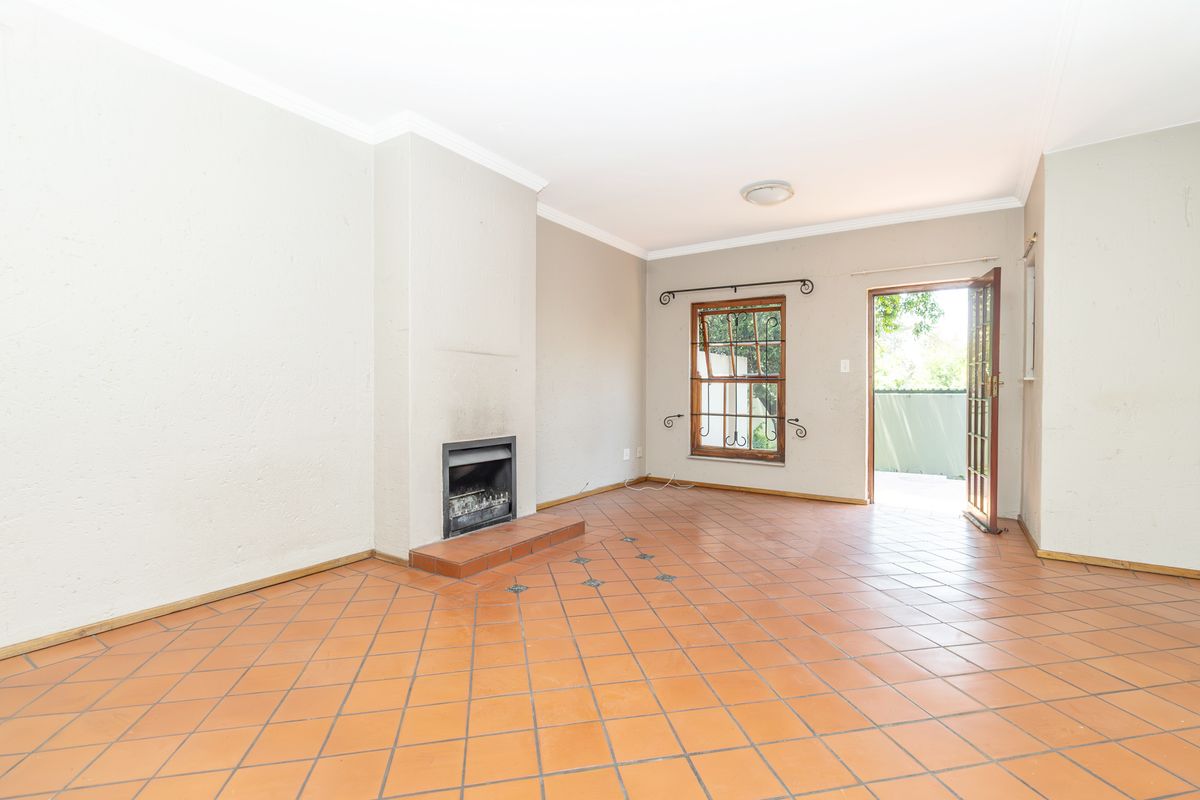 Charming 3-Bed, 2-Bath Ground Floor Apartment in Paulshof - Photo 4