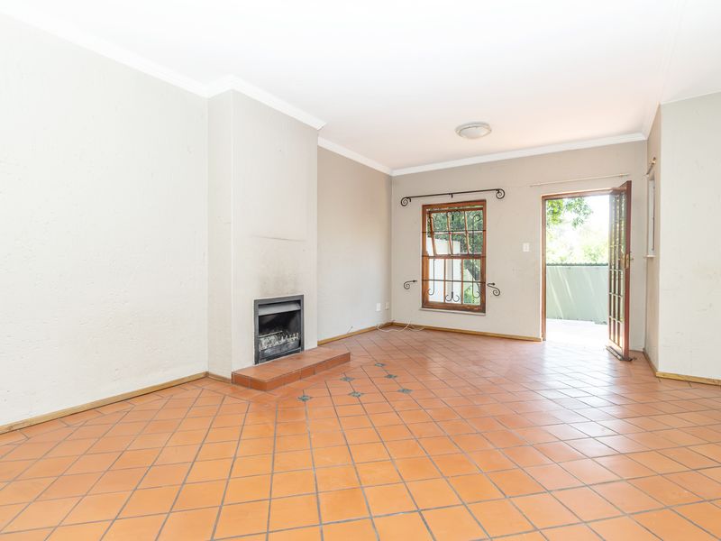 Charming 3-Bed, 2-Bath Ground Floor Apartment in Paulshof - Photo 4