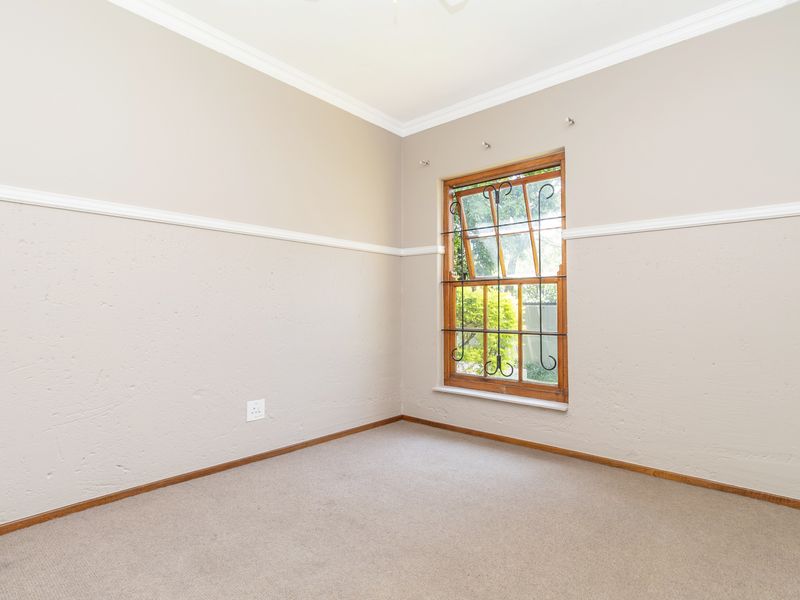 Charming 3-Bed, 2-Bath Ground Floor Apartment in Paulshof - Photo 10