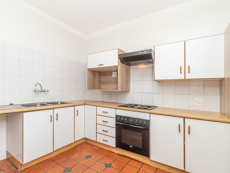 Charming 3-Bed, 2-Bath Ground Floor Apartment in Paulshof - Photo 8