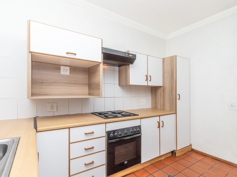 Charming 3-Bed, 2-Bath Ground Floor Apartment in Paulshof - Photo 6