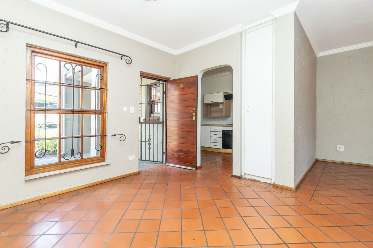 Charming 3-Bed, 2-Bath Ground Floor Apartment in Paulshof - Photo 3