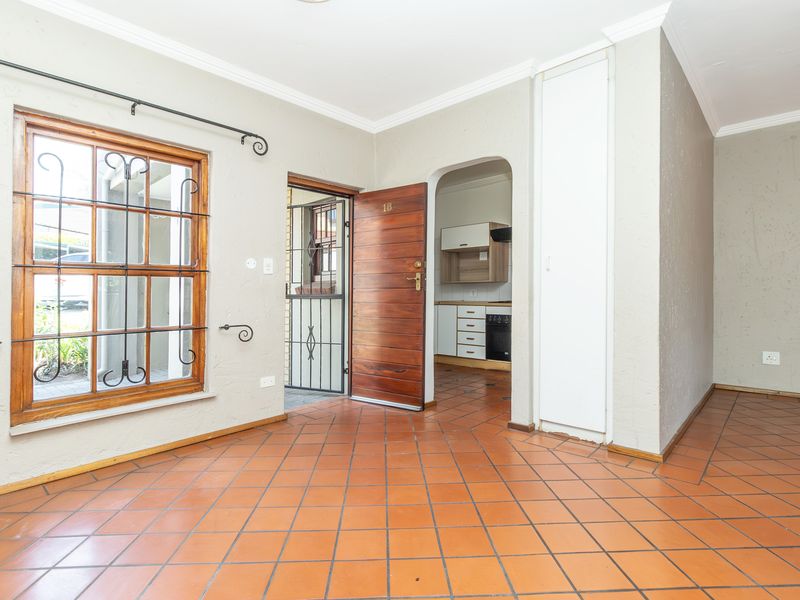 Charming 3-Bed, 2-Bath Ground Floor Apartment in Paulshof - Photo 3