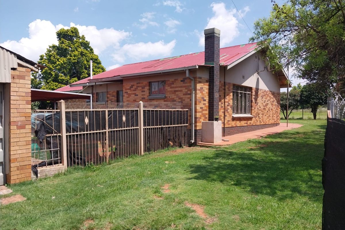 Neat 3-bedroom house situated in the peaceful small town of Derby! - Photo 2