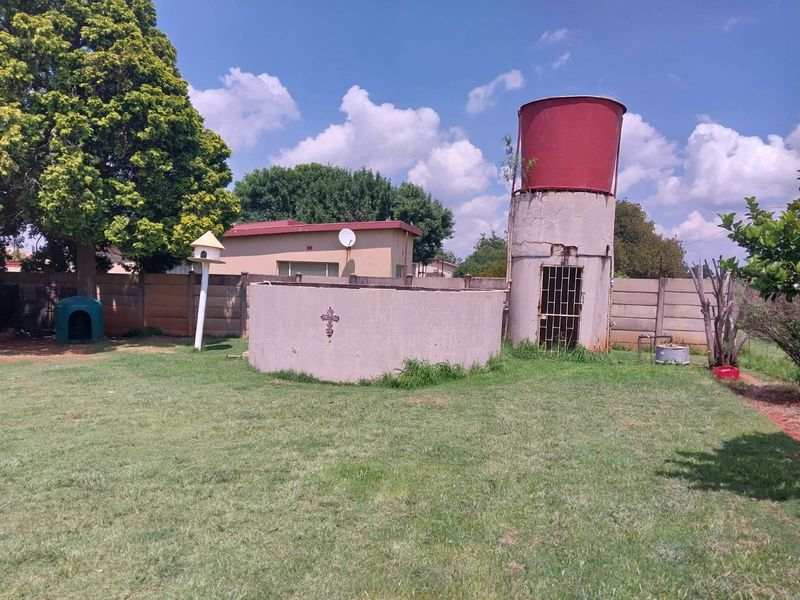 Neat 3-bedroom house situated in the peaceful small town of Derby! - Photo 4