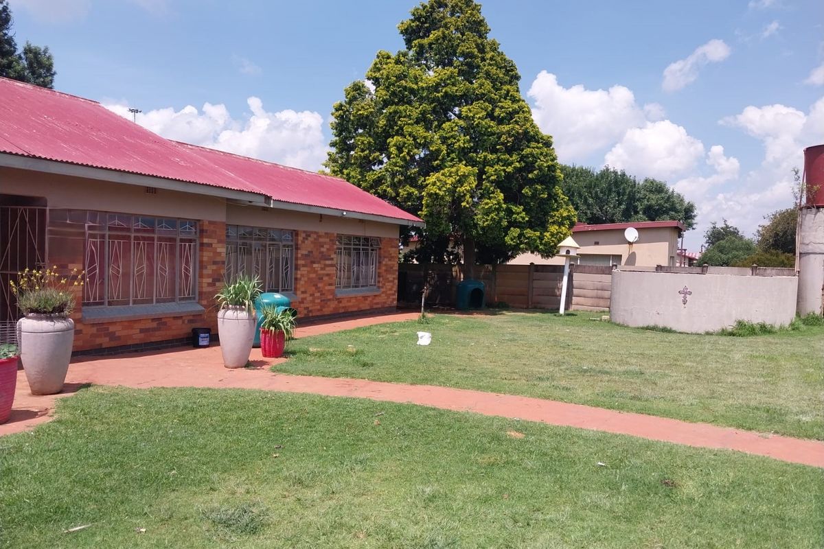 Neat 3-bedroom house situated in the peaceful small town of Derby! - Photo 3