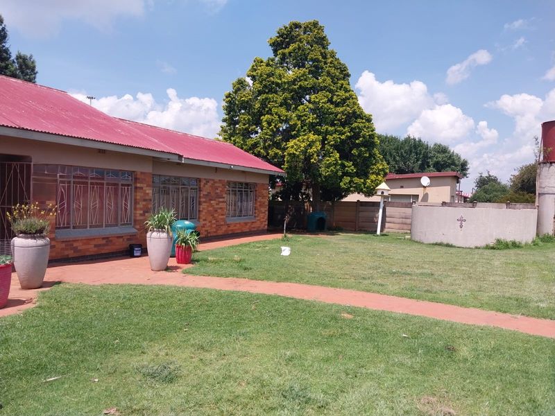 Neat 3-bedroom house situated in the peaceful small town of Derby! - Photo 3