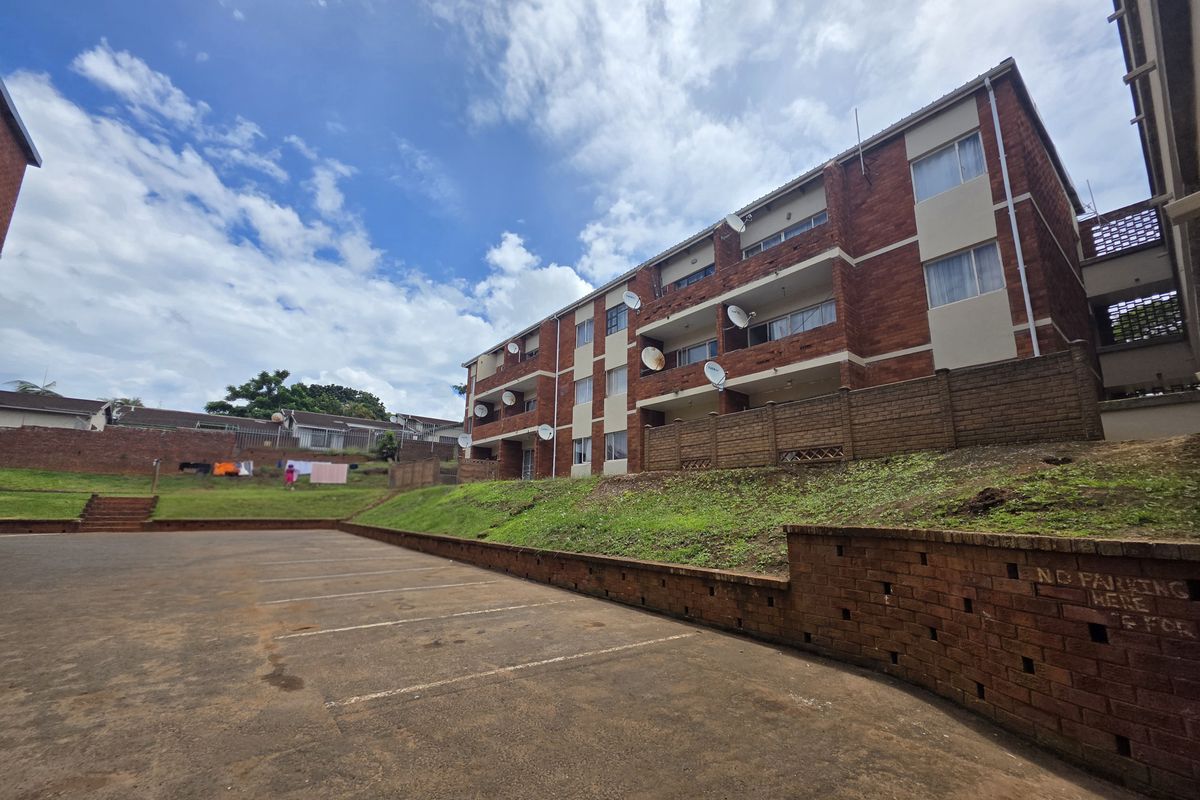 Exceptional Value Three-Bedroom Flat in a Secure Complex - Photo 2