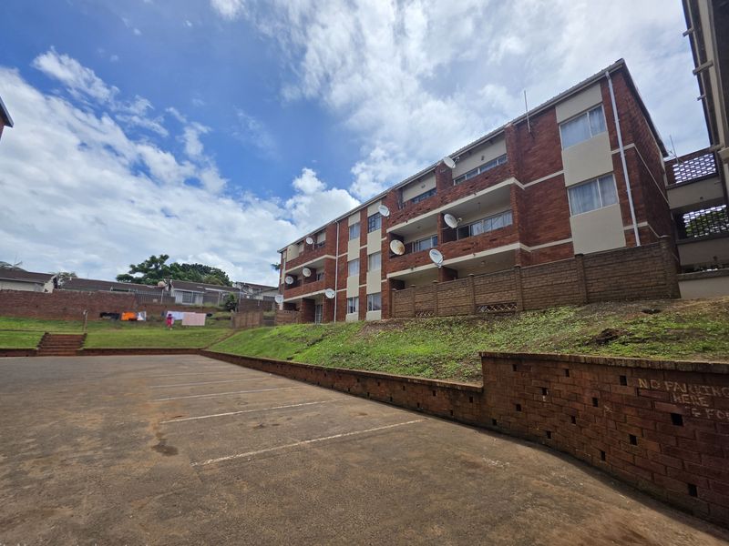 Exceptional Value Three-Bedroom Flat in a Secure Complex - Photo 2