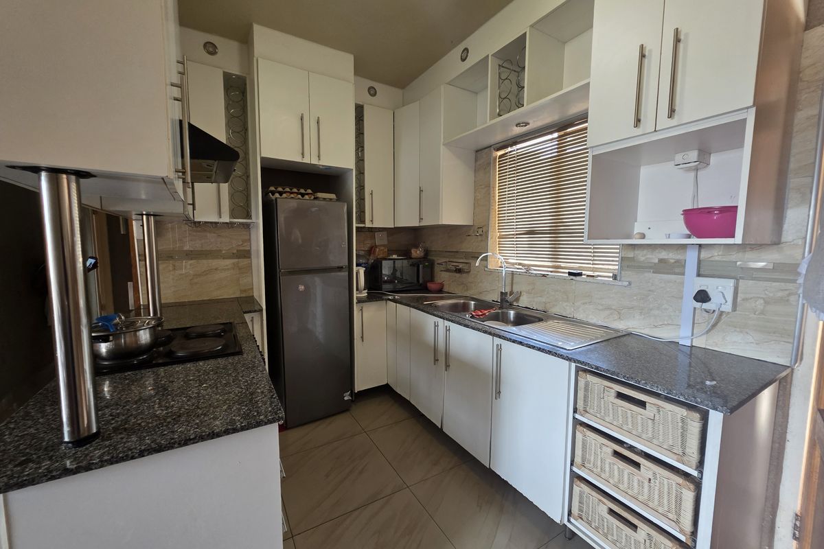 Exceptional Value Three-Bedroom Flat in a Secure Complex - Photo 3