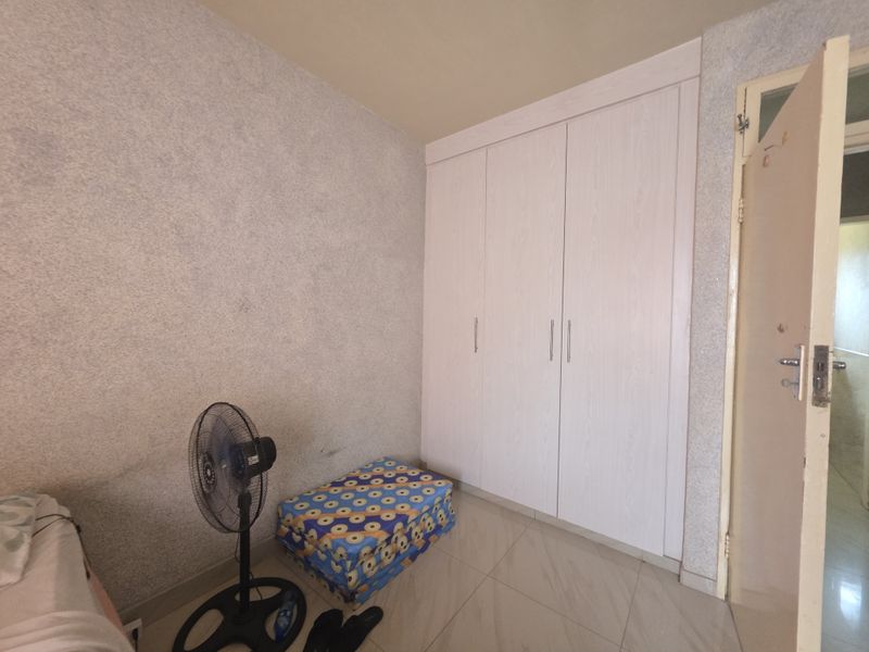 Exceptional Value Three-Bedroom Flat in a Secure Complex - Photo 9