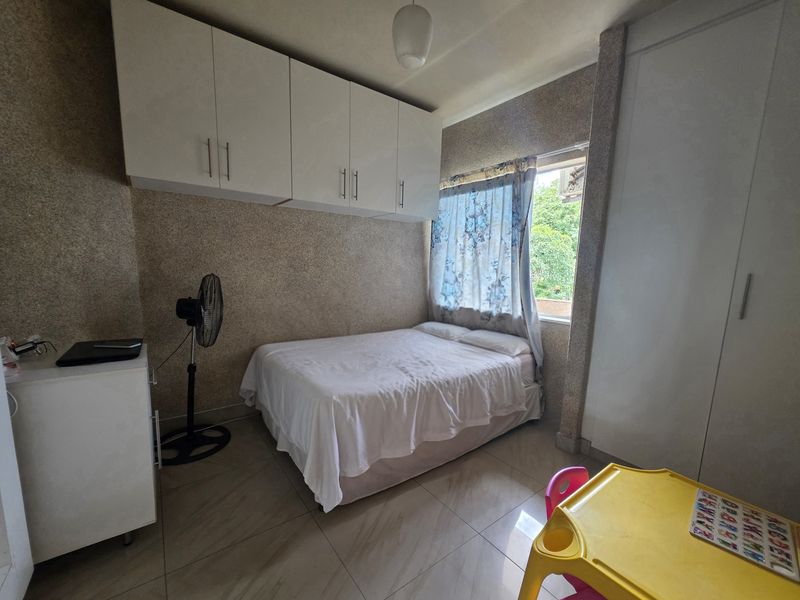 Exceptional Value Three-Bedroom Flat in a Secure Complex - Photo 7