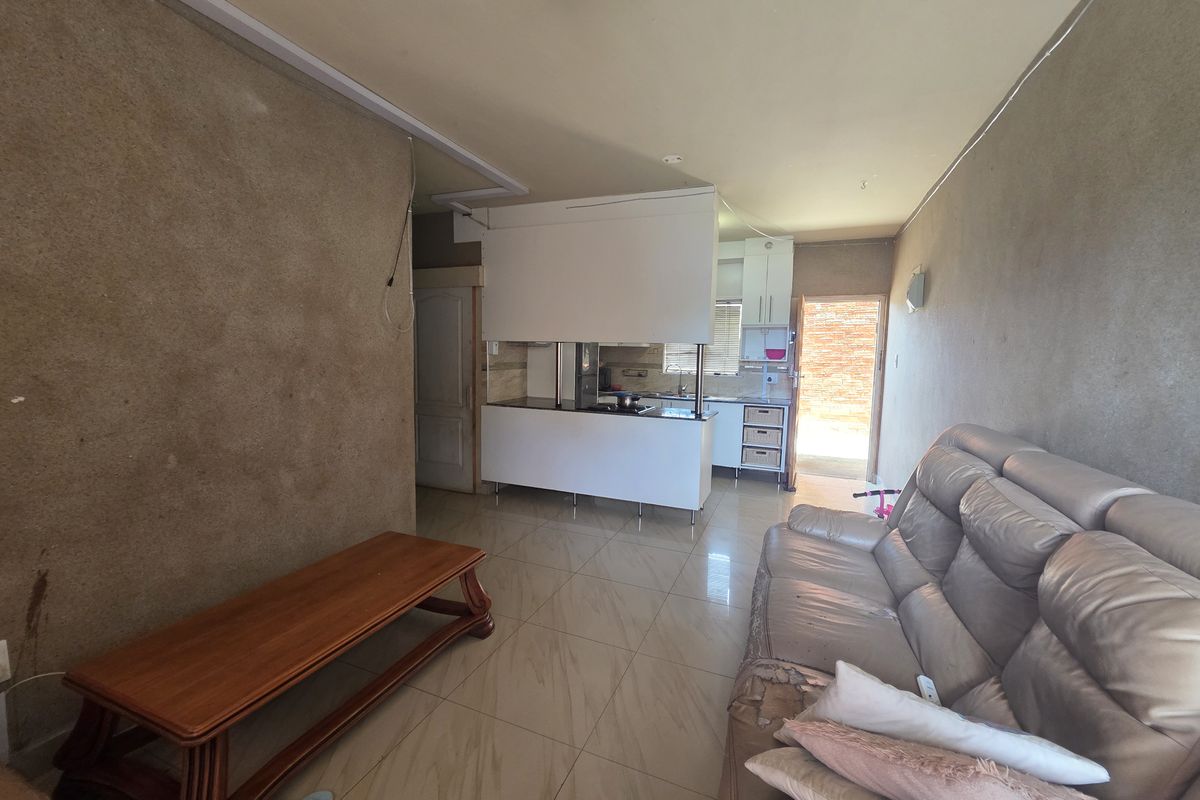 Exceptional Value Three-Bedroom Flat in a Secure Complex - Photo 5