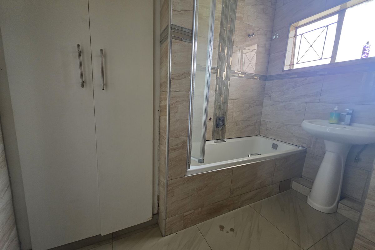 Exceptional Value Three-Bedroom Flat in a Secure Complex - Photo 4