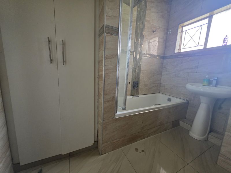 Exceptional Value Three-Bedroom Flat in a Secure Complex - Photo 4