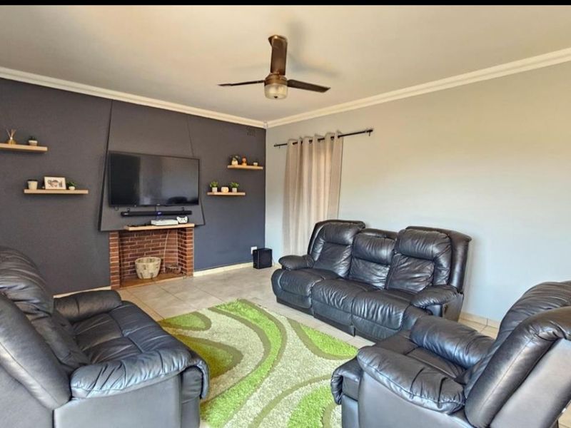 Simplex A Rare Find in The Bluff - Photo 3