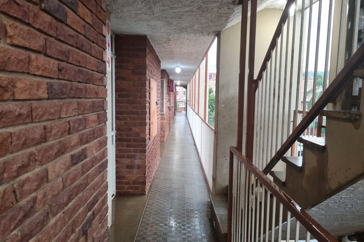 Stunning 3-bedroom flat —perfect for families and investors alike! - Photo 3