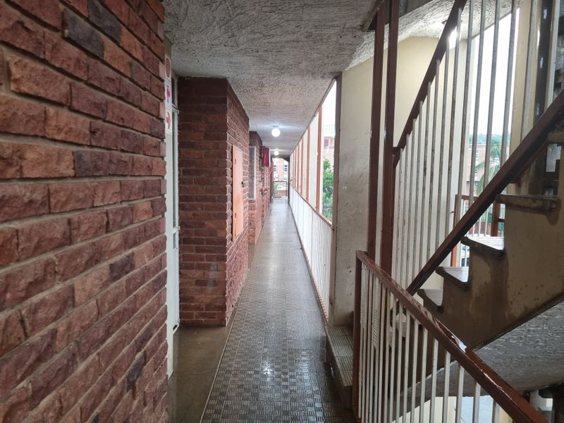 Stunning 3-bedroom flat —perfect for families and investors alike! - Photo 3