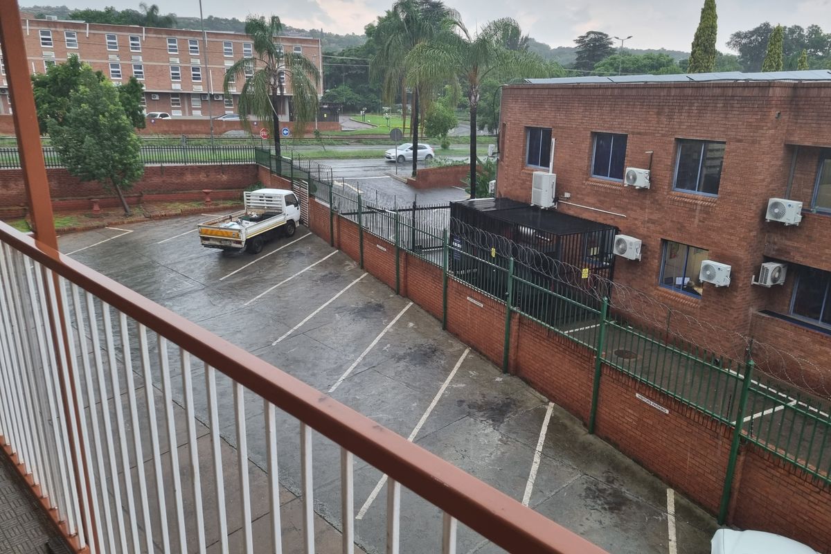 Stunning 3-bedroom flat —perfect for families and investors alike! - Photo 2