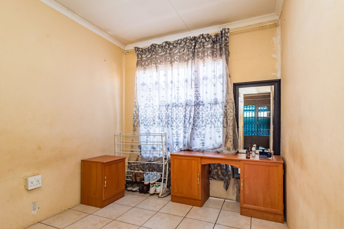 Neat 2-Bedroom Freehold Home with Solar Backup in Fleurhof Ext 2 - Photo 5