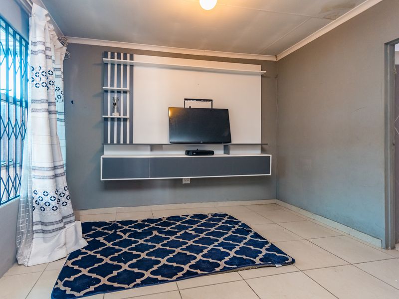 Neat 2-Bedroom Freehold Home with Solar Backup in Fleurhof Ext 2 - Photo 3