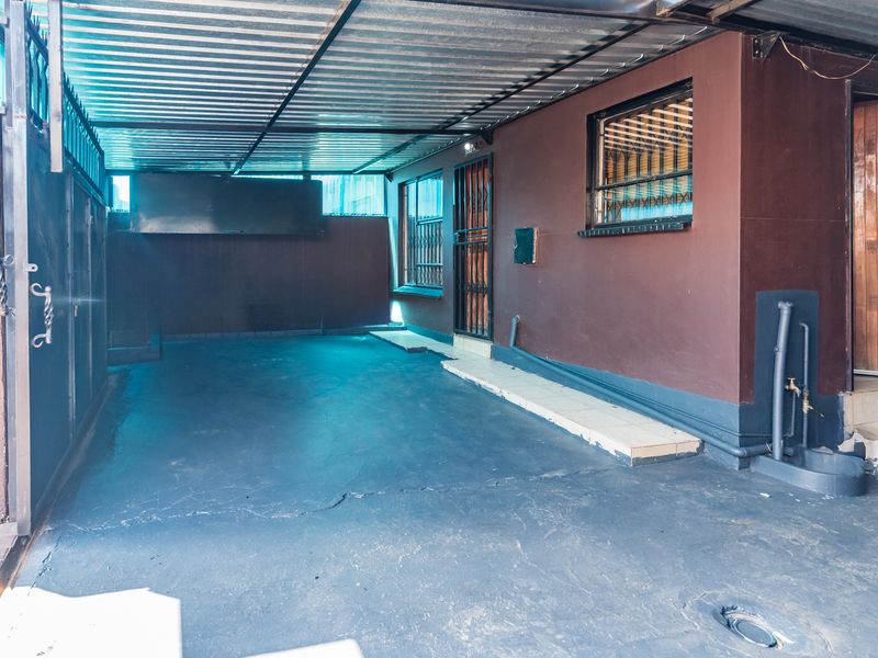 Neat 2-Bedroom Freehold Home with Solar Backup in Fleurhof Ext 2 - Photo 10