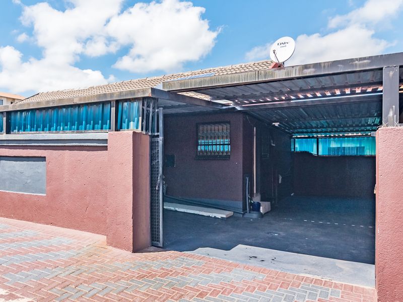 Neat 2-Bedroom Freehold Home with Solar Backup in Fleurhof Ext 2 - Photo 9