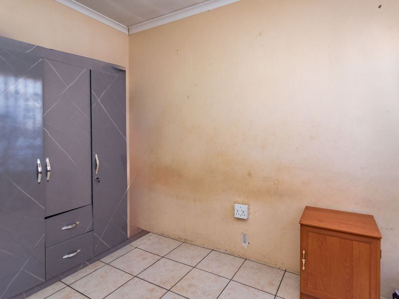 Neat 2-Bedroom Freehold Home with Solar Backup in Fleurhof Ext 2 - Photo 6