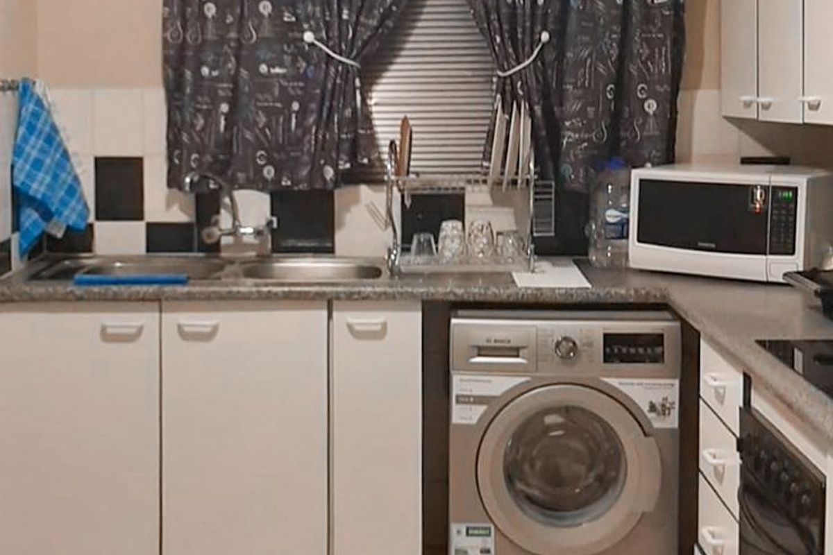 Stylish Secure Townhouse With Private Garden - Photo 5