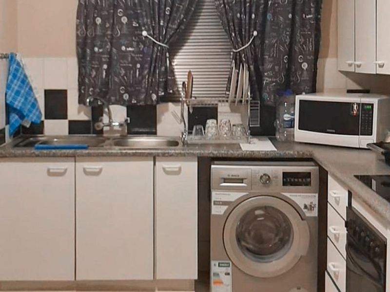 Stylish Secure Townhouse With Private Garden - Photo 5