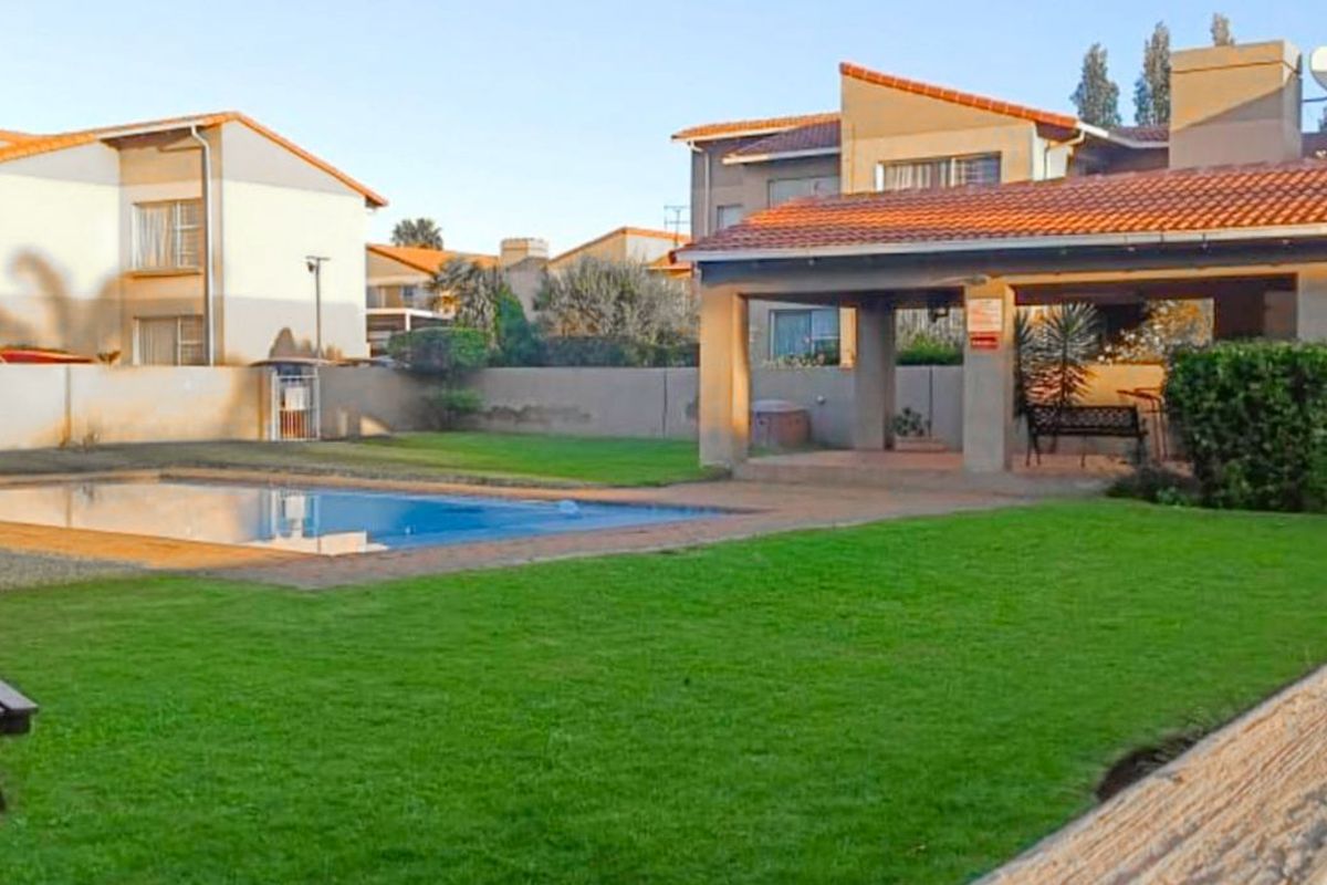 Stylish Secure Townhouse With Private Garden - Photo 2