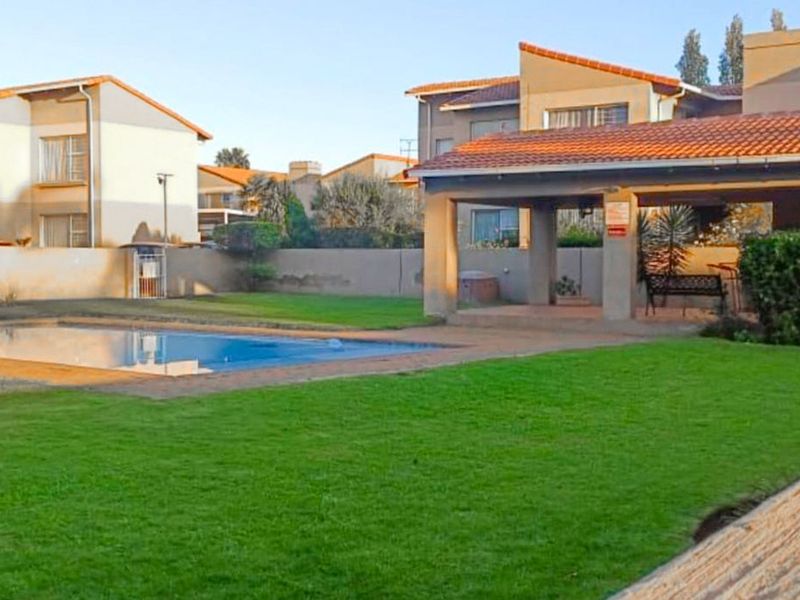 Stylish Secure Townhouse With Private Garden - Photo 2