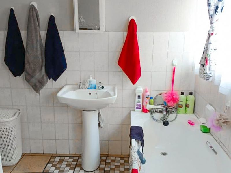 Stylish Secure Townhouse With Private Garden - Photo 8