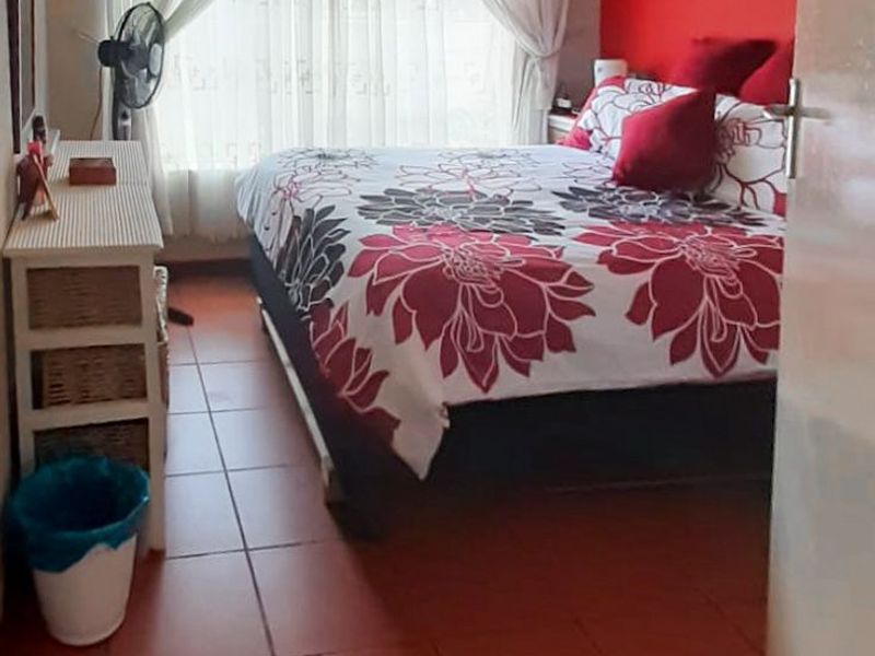 Stylish Secure Townhouse With Private Garden - Photo 7