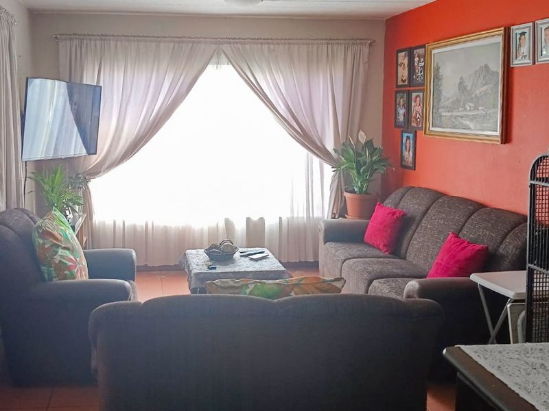 Stylish Secure Townhouse With Private Garden - Photo 6