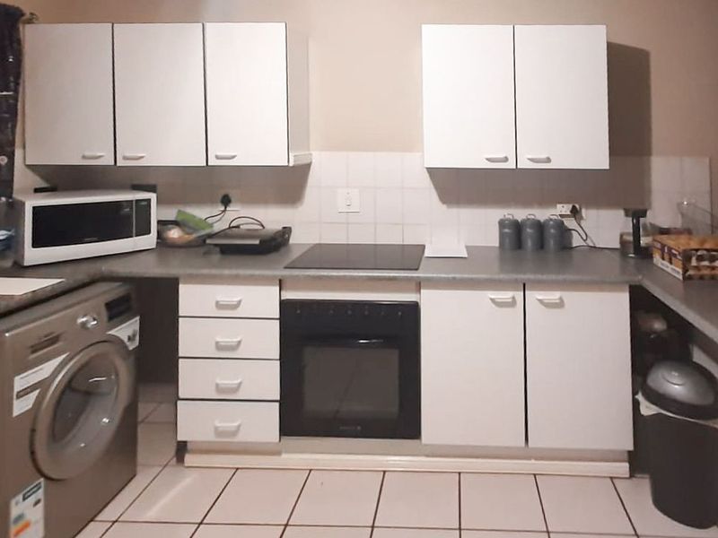 Stylish Secure Townhouse With Private Garden - Photo 3