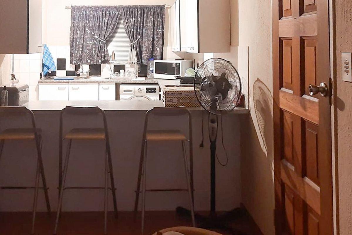 Stylish Secure Townhouse With Private Garden - Photo 4