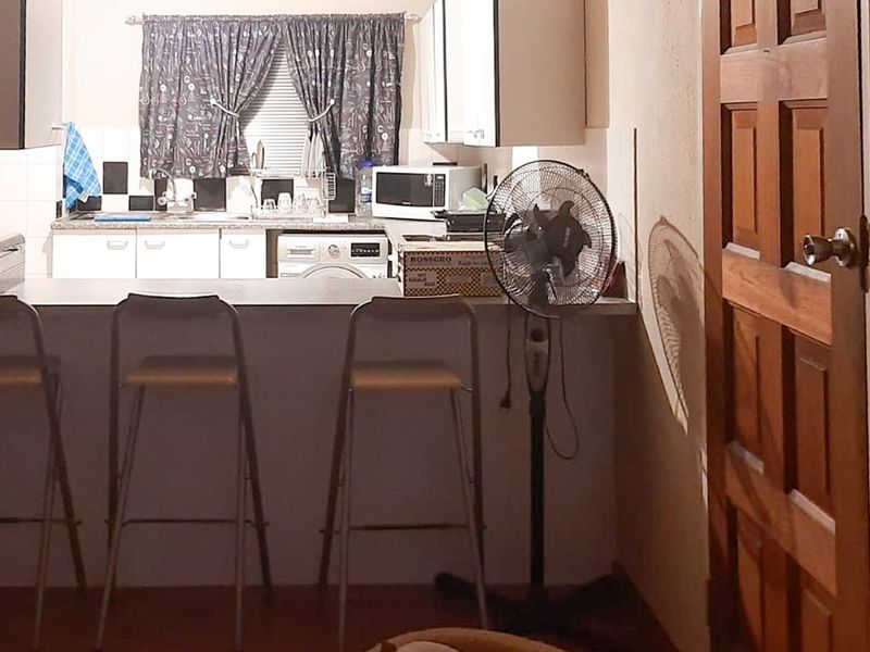 Stylish Secure Townhouse With Private Garden - Photo 4